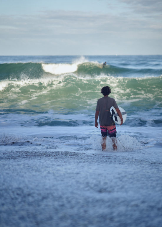 surfer-shooting-photographer