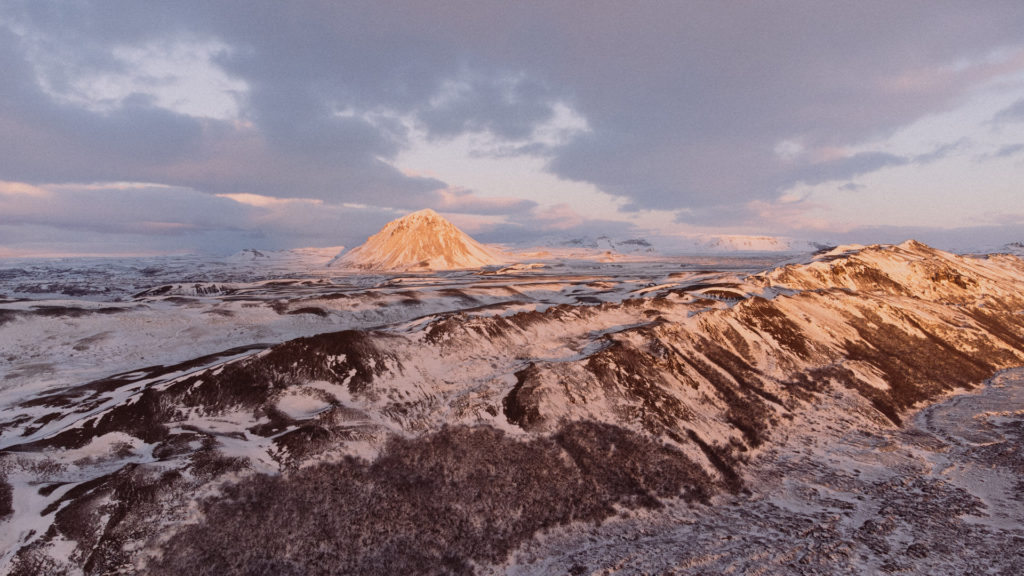 montagne-neige-islande-Krafla-photo-aerienne-drone-dji