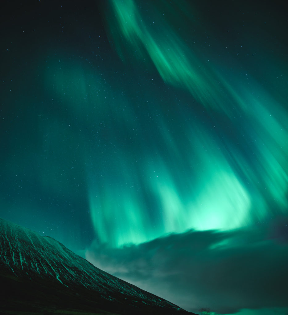 aurore-boreale-akureyri-islande-montagne