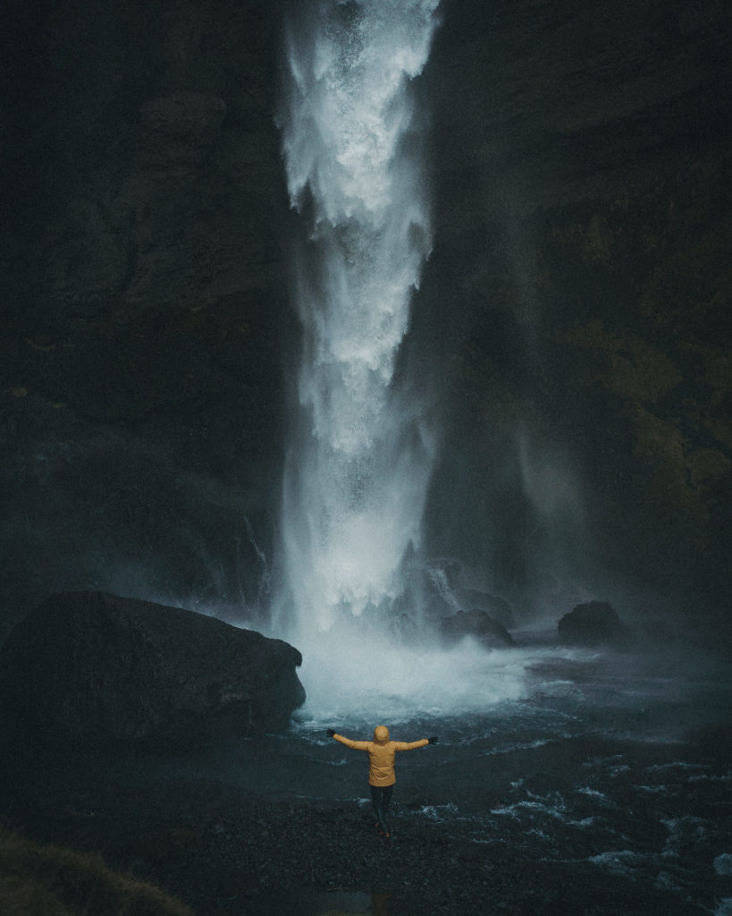 cascade-homme-leve-bras-k-way-jaune-moody-createur-contenu-instagram